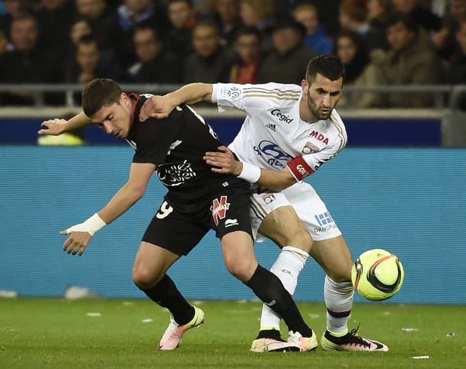Com um a menos, Lyon busca empate com o Nice e segue em segundo