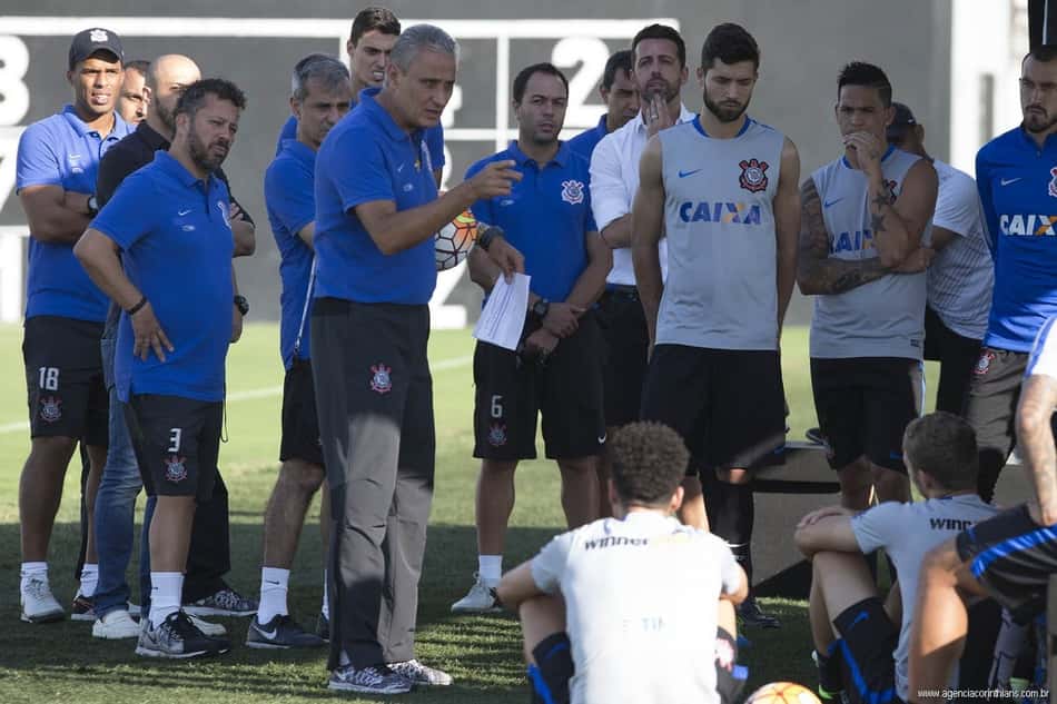 Tite mostra confiança no elenco, mas admite 'segurar' titulares na Arena