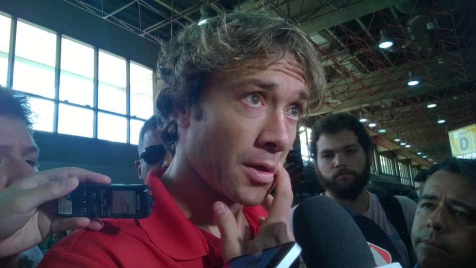 Lesionado, Lugano viaja e diz: 'São Paulo pode ganhar no mundo todo'