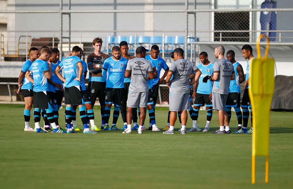 Roger Machado faz treino com reservas e busca substituto para Bolaños