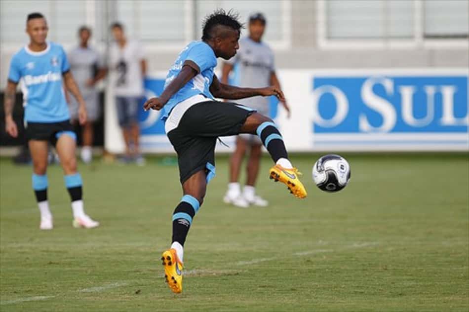 Após 45 dias fora, Bolaños volta a ser relacionado no Grêmio