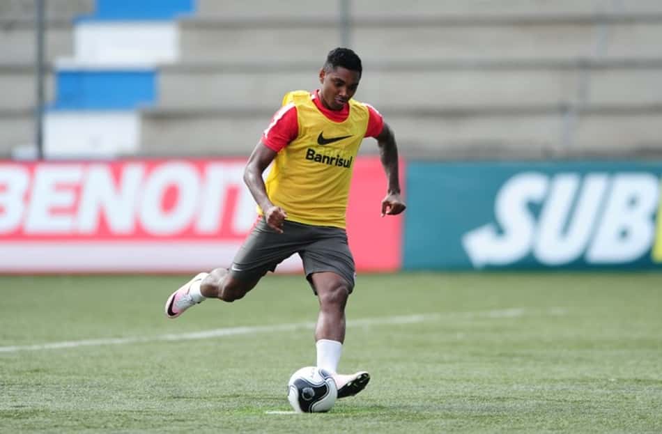 Vitinho minimiza gramado sintético na semi do Gaúcho: 'Prejudica os dois'