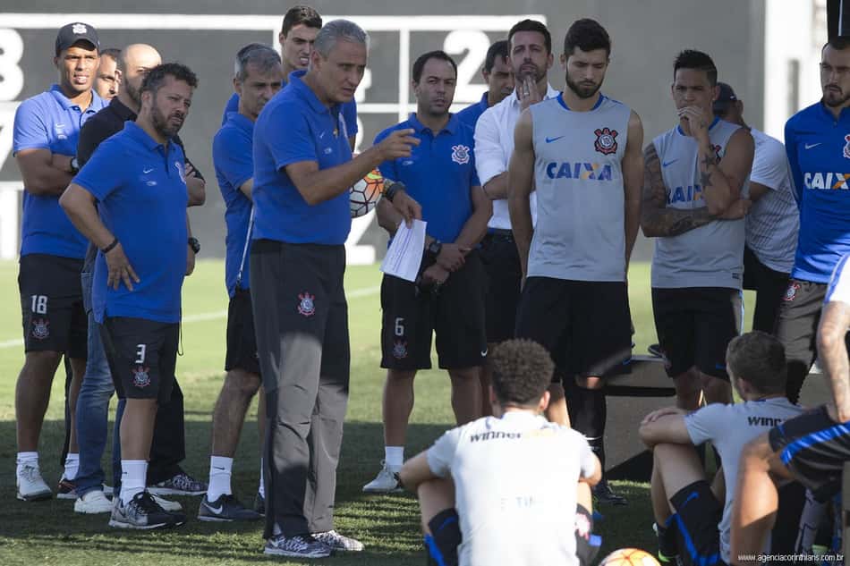 Corinthians imita 2012 até em queda, mas Tite ainda não define mudanças