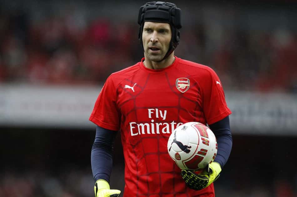 O tcheco Cech é um dos maiores goleiros da história. Além de luvas, o goleiro usa capacete.
