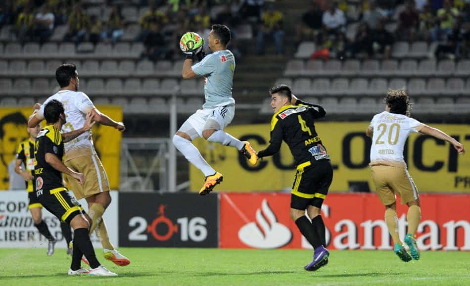 Jogando em casa, Deportivo Táchira é melhor e vence Pumas no jogo de ida