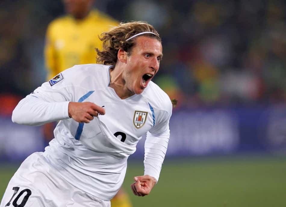 Atlético-PR faz proposta e aguarda sinal positivo de atacante Diego Forlán