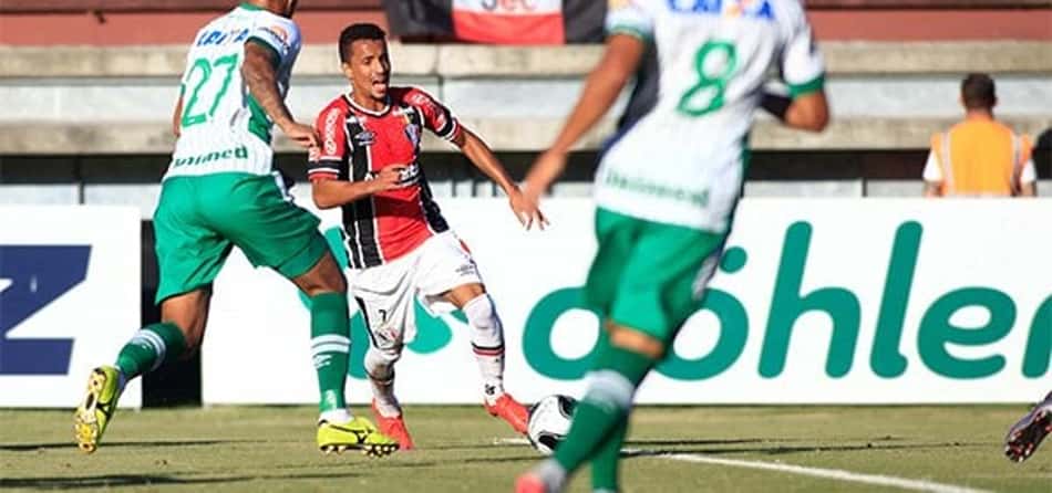 Jogando fora de casa, Chapecoense vence o JEC e fica próxima do título