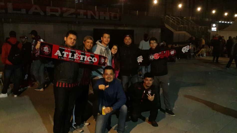 Próximo do título, torcedores do Atlético-PR madrugam atrás de ingressos da final