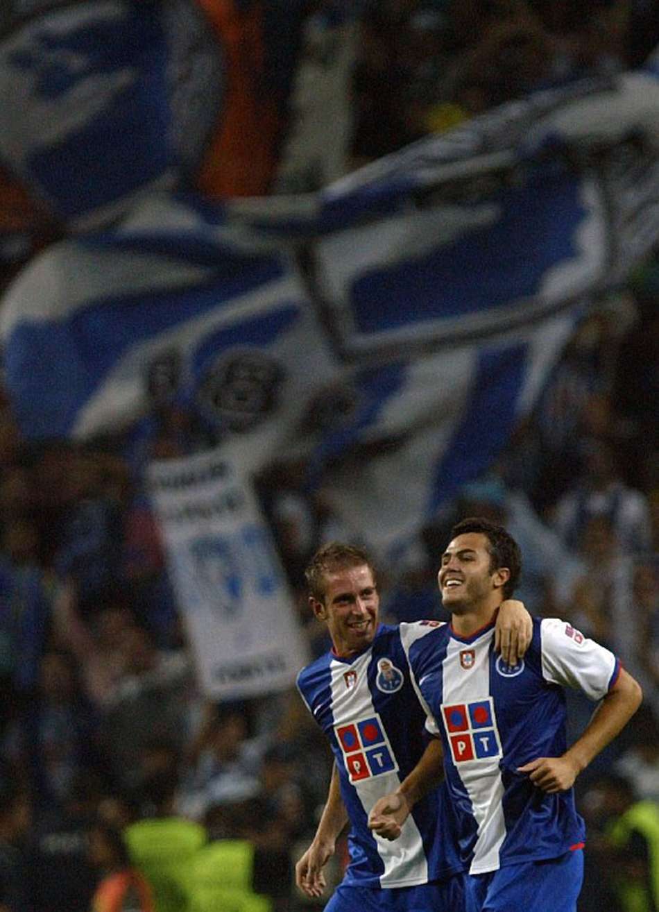 O atacante Bruno Moraes (d) também era do Porto na conquista da Liga de 2004