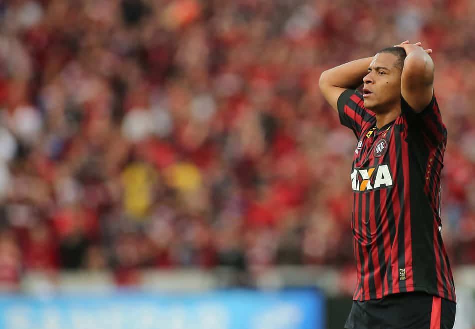"Não vejo a hora de colocar um troféu no Atlético-PR", diz Walter
