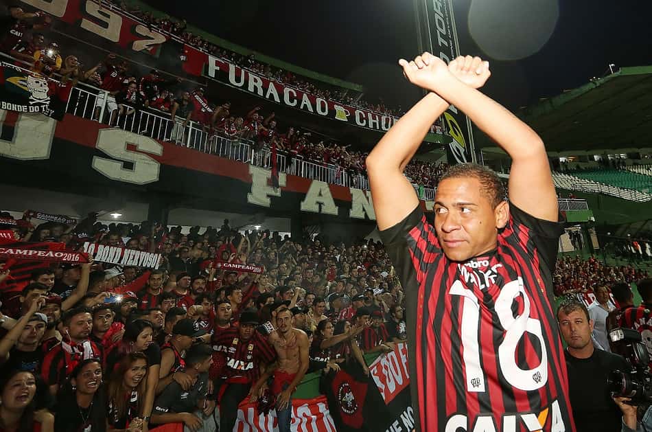 Decisivo, Walter desencanta e marca gol no título do Atlético-PR