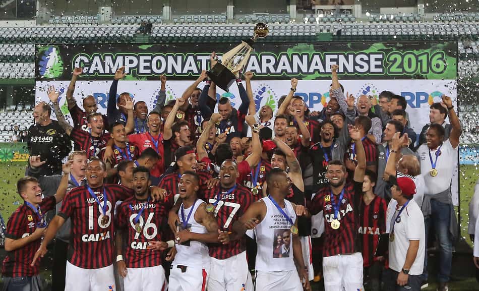 Eficiente, Atlético-PR suporta pressão do Coritiba e é campeão paranaense com sobras