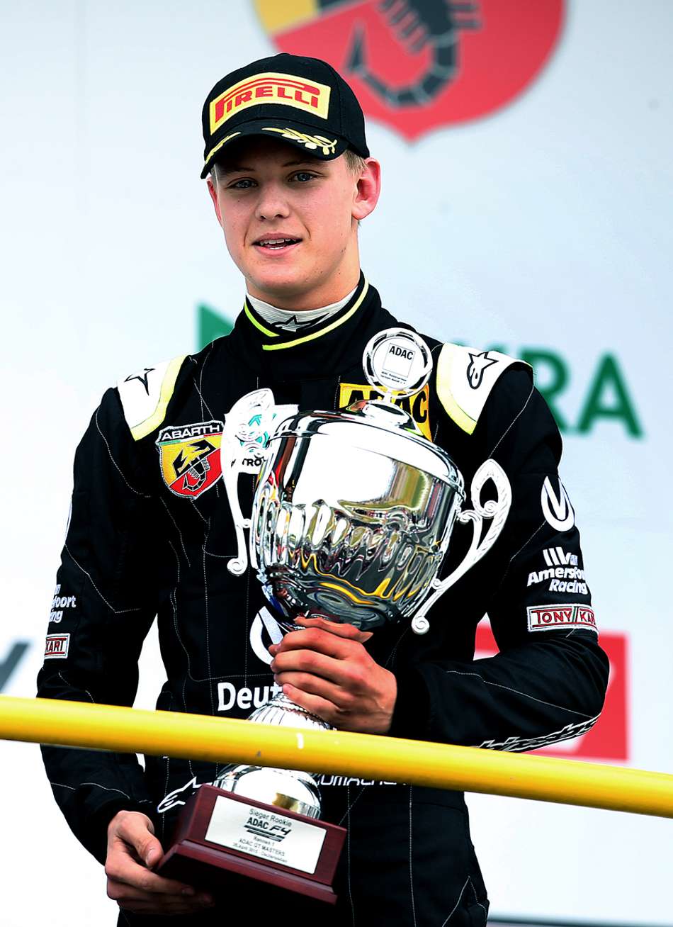 Michael Schumacher entre a vida e a morte. Veja imagens de sua carreira