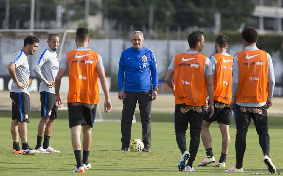 Tite em meio aos jogadores do Corinthians em treino (Foto: Daniel Augusto Jr)