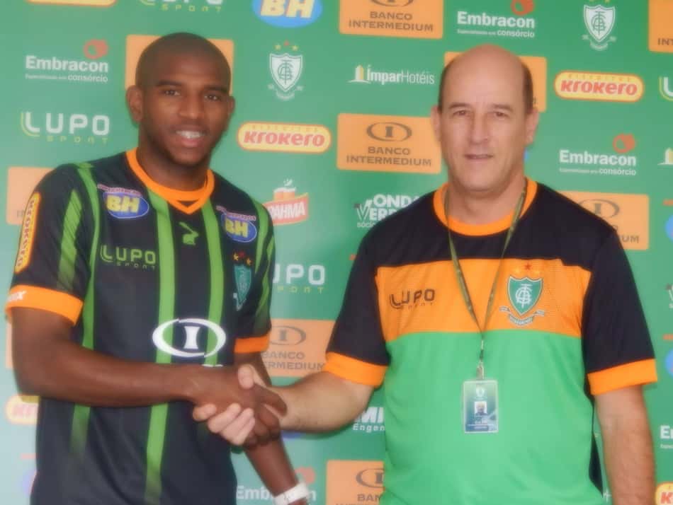 América-MG apresenta novo lateral direito para disputar o Brasileirão
