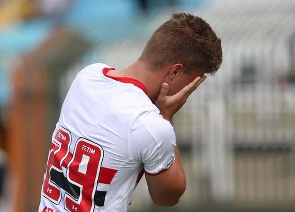 Aposta do São Paulo, Lucas Fernandes sofre grave lesão no joelho