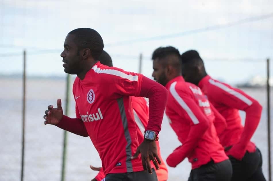 Após vaias na estreia, Fabinho aposta em embalo do Inter no Brasileiro