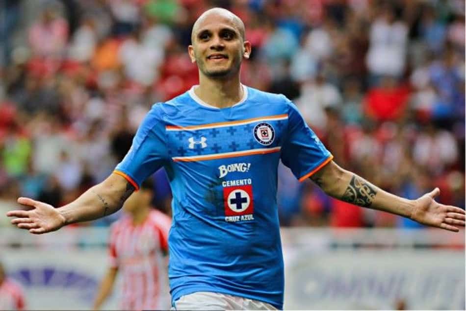 Atlético-MG acerta com Cruz Azul e deve anunciar Fábio Santos em breve