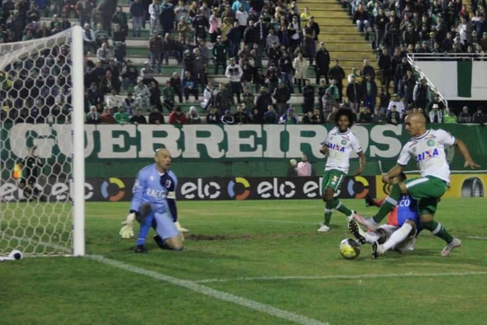 Chapecoense reverte vantagem, vence Paraná e avança na Copa do Brasil