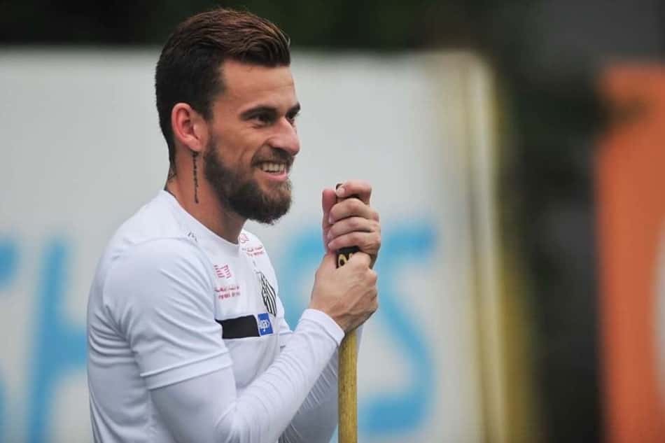 Lucas Lima pode fazer última partida pelo Santos no domingo 