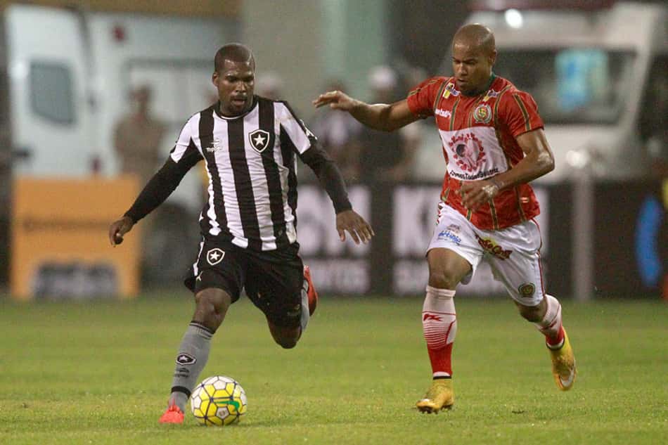 Marquinho é cedido ao Atlético-GO e Botafogo negocia outros empréstimos
