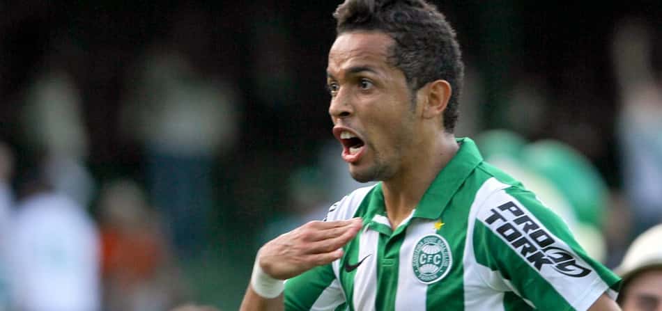 Rafinha pede alto salário, e Coritiba vê "negociação difícil" para repatriá-lo