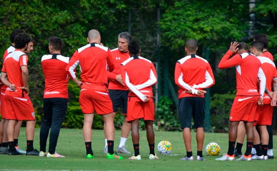 Bauza orienta jogadores no treino deste sábado 
