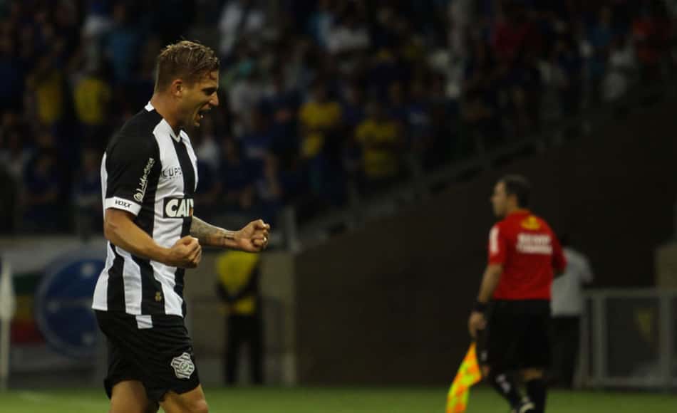Cria do Galo, Rafael Moura alfineta o Cruzeiro após o gol: "só ganha vôlei"