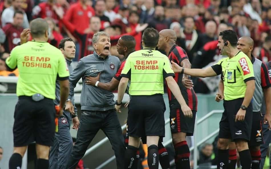 Segunda rodada do Brasileirão teve mais técnicos expulsos que jogadores