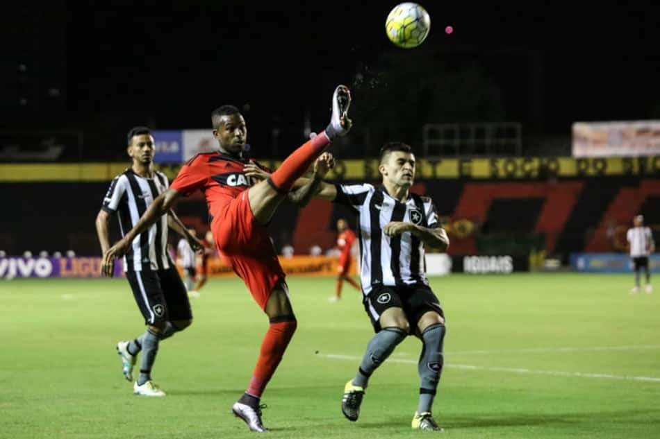 ATUAÇÕES: Fernandes e Diego Souza se destacam no jogo em Recife