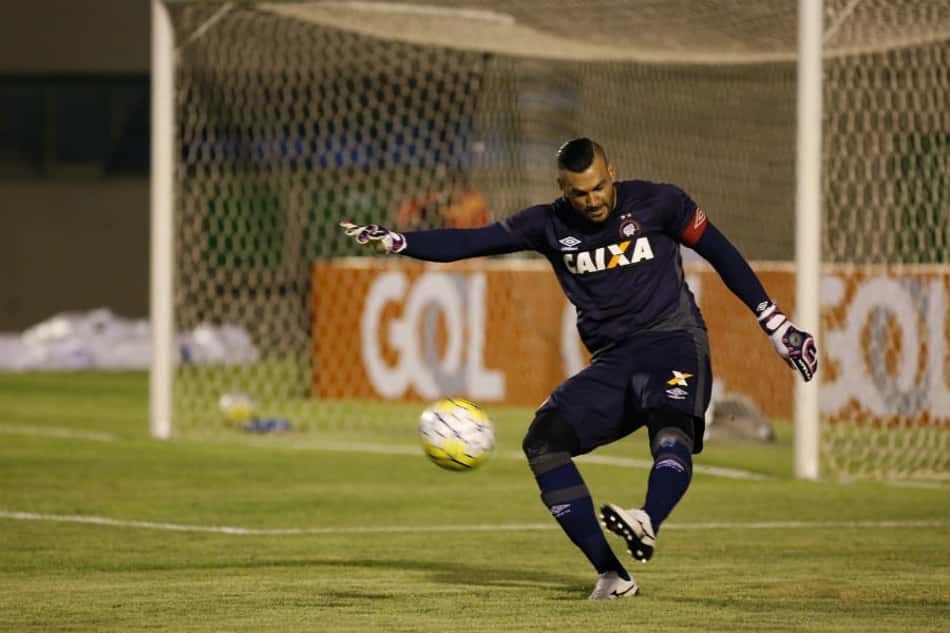 Destaque do Atlético-PR, goleiro Weverton celebra vitória no Mineirão