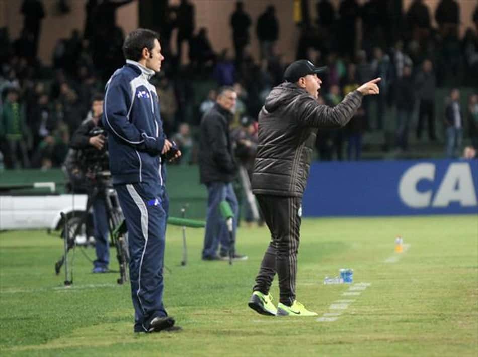 Torcida do Coritiba volta a protestar e pedir saída de Gilson Kleina
