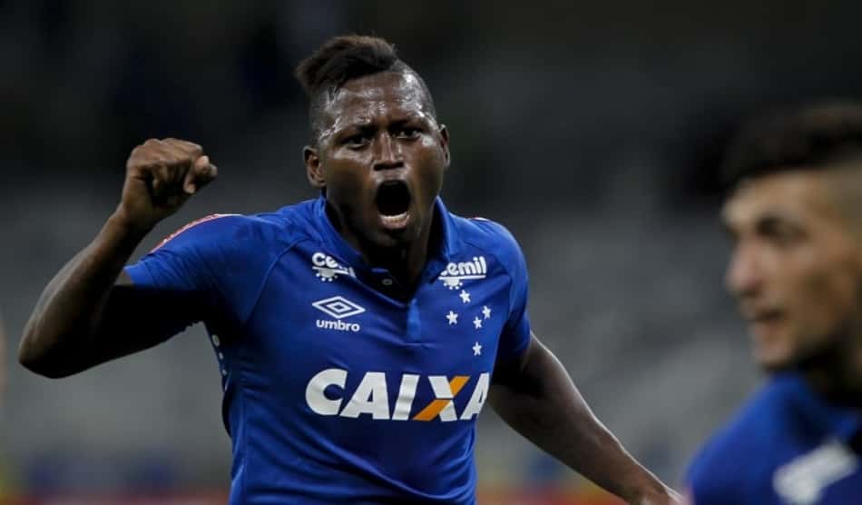 Riascos é chamado de pior que já passou pelo Cruzeiro e rebate: 'Não caí com vocês'
