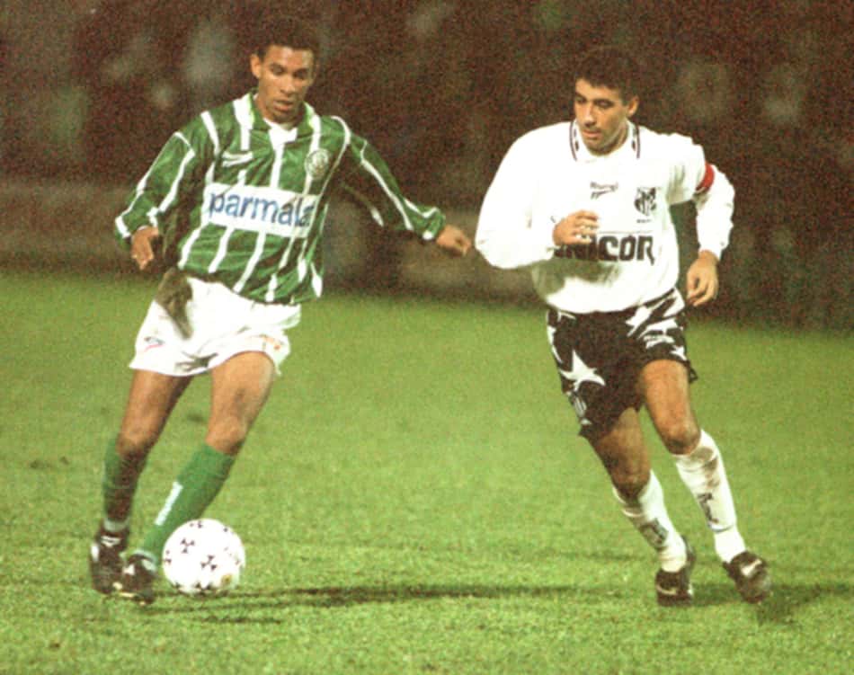 Djalminha em ação pelo Palmeiras contra o Santos, de Gallo, na partida que confirmou o título do Verdão em 96