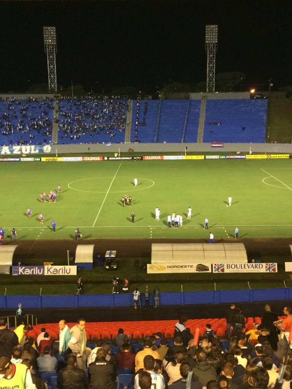 Londrina e Paraná empatam pela Série B em jogo do "apagão"