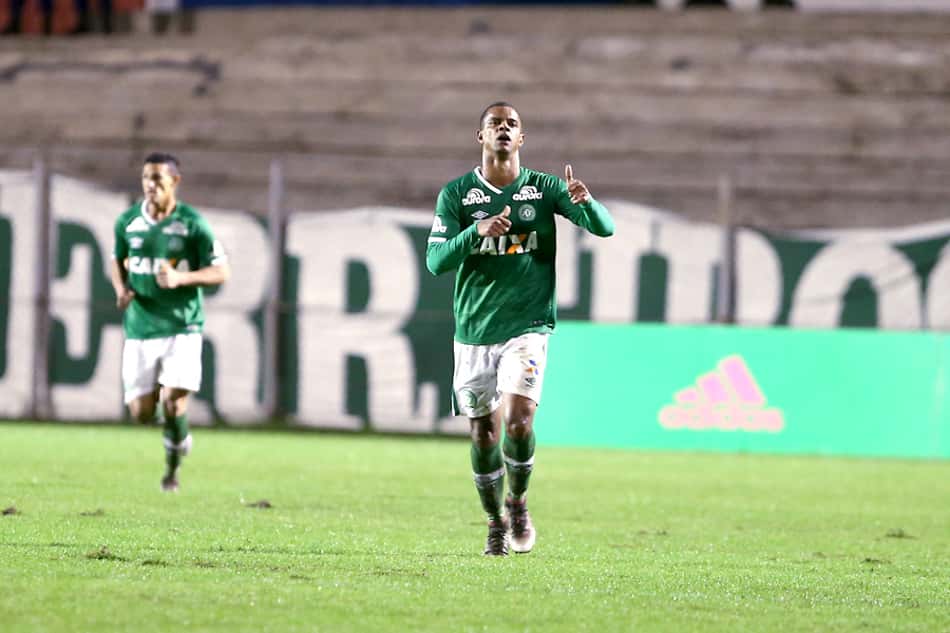 Em noite de Bruno Rangel, Chape vence Coritiba em jogo equilibrado