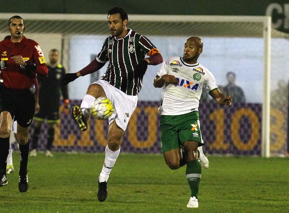 Fluminense joga melhor, mas não consegue vencer Chape fora de casa