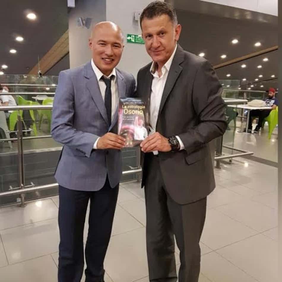 Osorio ao lado do jornalista Jorge Bermúdez 