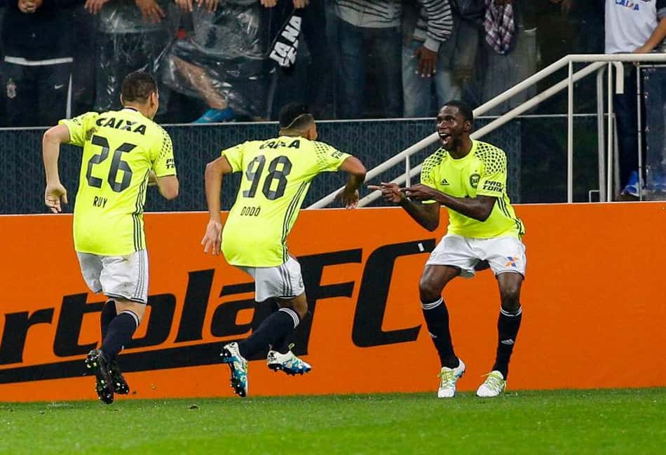 Coritiba e Grêmio fecham a troca de Negueba por Edinho