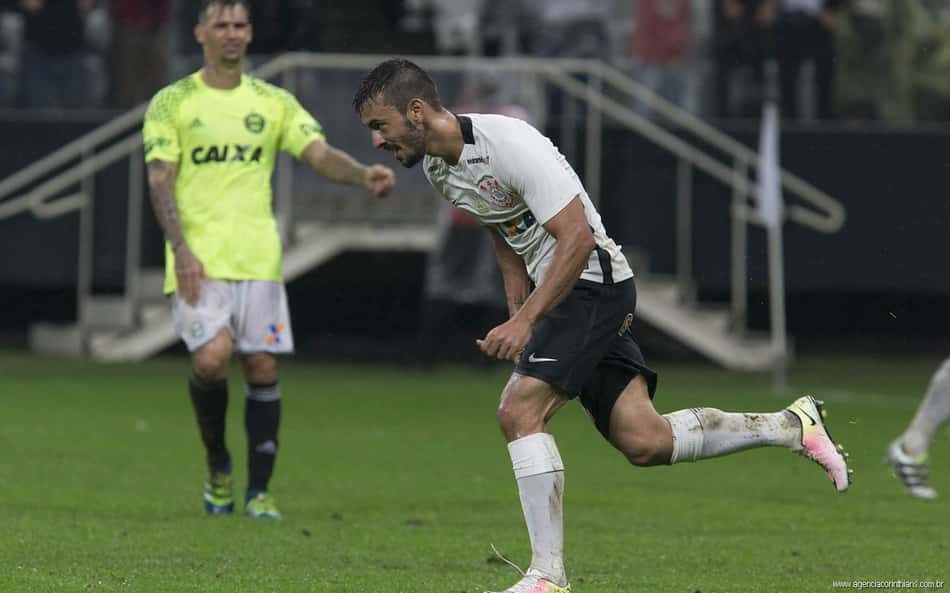 Corinthians lidera o Brasileirão com 13 pontos 