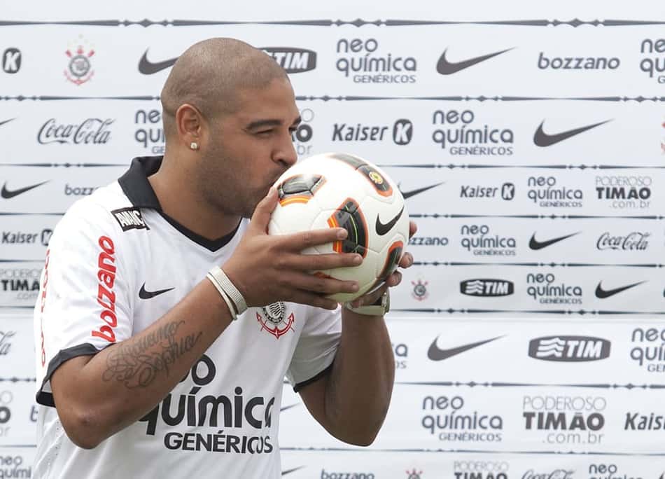 Adriano diz que Departamento Médico do Corinthians errou em tratamento: 'Me operaram mal'