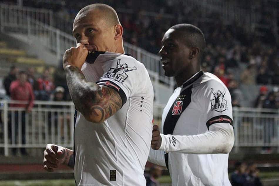 Leandrão tem noite de gala, Vasco vence e vai a 34 jogos invicto