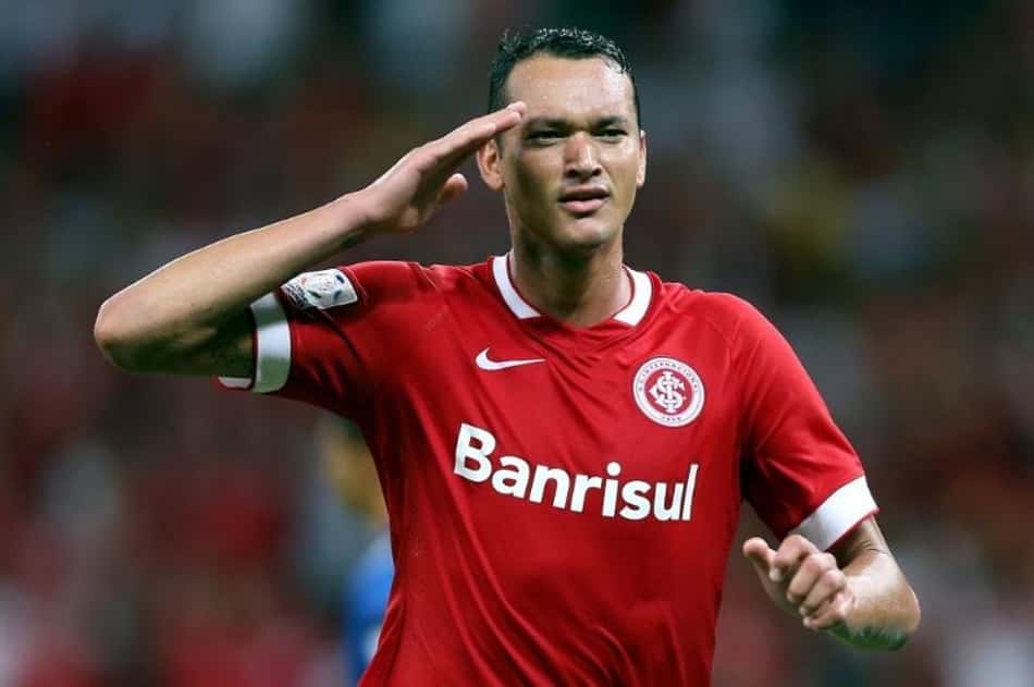 Flamengo avança em negociações e deve fechar com zagueiro Réver
