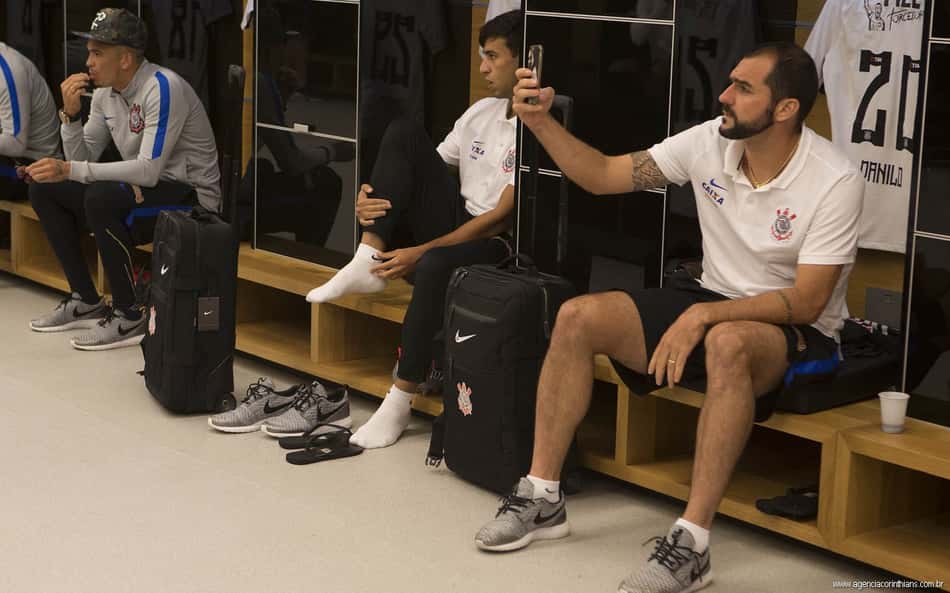 Danilo fazendo selfie no vestiário do Corinthians 