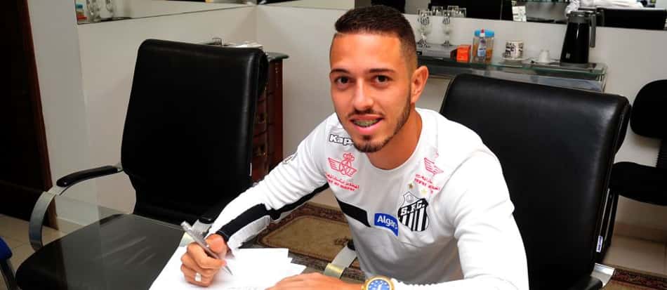 Jean Mota assinou contrato nesta quinta com o Santos 
