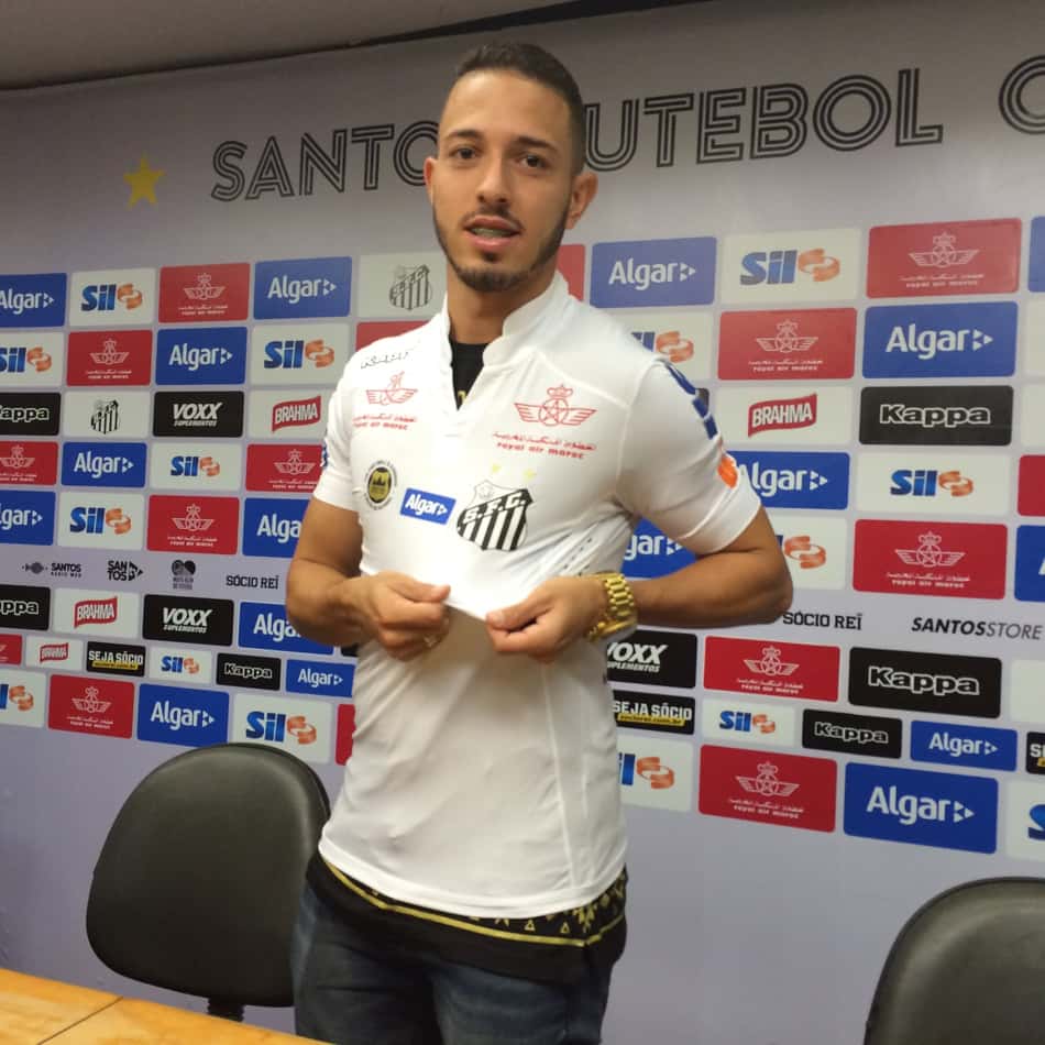 Jean Mota vestiu a camisa do Santos nesta sexta 