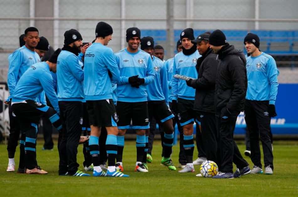 Roger Machado fecha parte final de treino do Grêmio no CT Luiz Carvalho