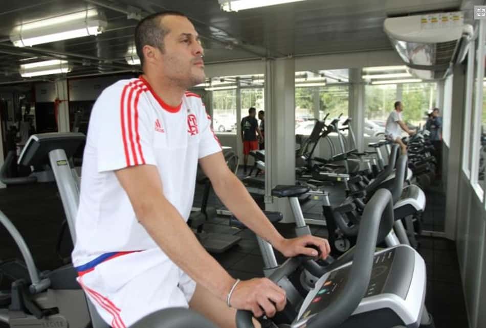 Julio Cesar aparece no Ninho do Urubu e inicia tratamento no Fla