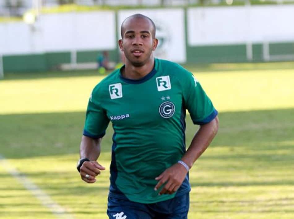 Coritiba e Goiás acertam troca de Cáceres por Patrick