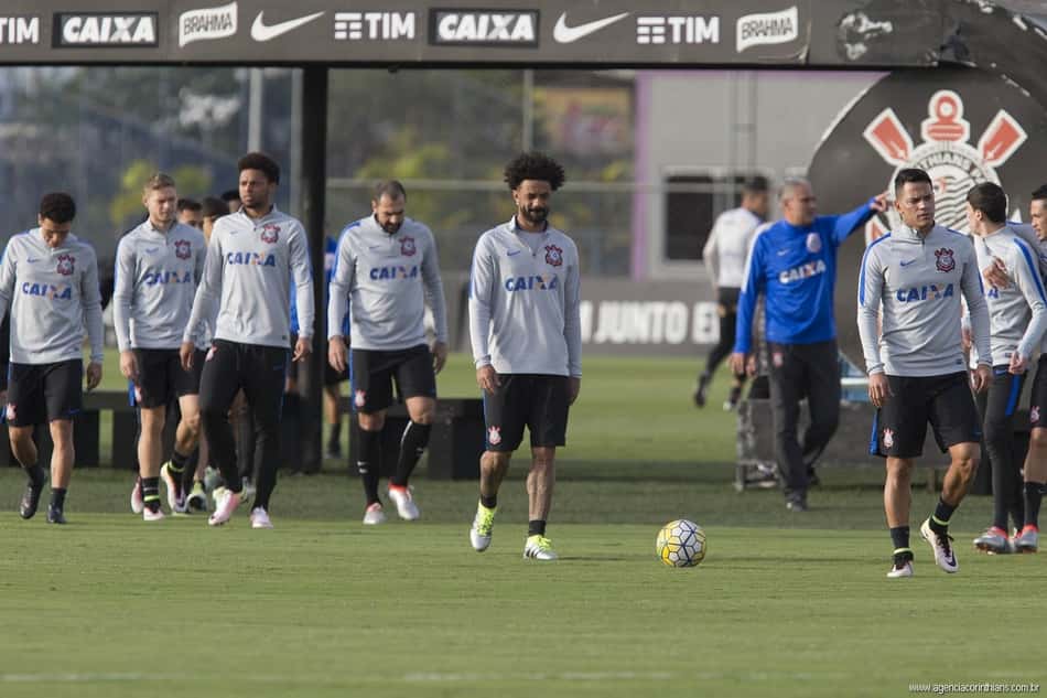 Jogadores do Corinthians em treino no CT Joaquim Grava (Foto: Daniel Augusto Jr)